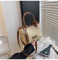 Details der Stroh-Tasche mit braunen Lederknoten und Textur für den Sommerurlaub - Khaki