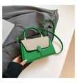 Borsa a tracolla verde erba con patta intrecciata e chiusura a scatto dorata - Verde