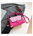 Elegante borsa a tracolla rosa acceso con patta intrecciata e finitura in pelle liscia - Rosa Rosso
