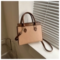 Borsa a mano bicolore marrone e beige in ecopelle con tracolla e logo dorato elegante - Cachi