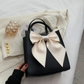 Borsa tote nera con grande fiocco color crema e consistenza in pelle opaca premium - Nero con Fiocco Bianco