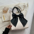 Elegante borsa tote in pelle PU bianca con grande fiocco nero e manici sottili - Bianco con Fiocco Nero