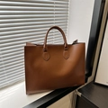 Grande borsa tote marrone con stampa coccodrillo e doppi manici per uno stile elegante - Marrone