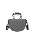 Borsa a sella minimalista con trama grigia e manico metallico su sfondo bianco - Nero