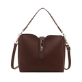 Borsa a secchiello marrone in ecopelle con bordo ondulato e tracolla su sfondo bianco - Marrone