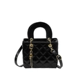 Klassische schwarze Stepphandtasche mit Rundgriffen und Goldanhängern auf Weiß - Mit Anhänger / Schwarz