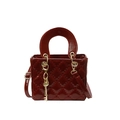 Elegante borsa trapuntata rossa in vernice con ciondolo a chiave dorata e tracolla - Con Ciondolo / Rosso