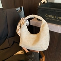 Elegante borsa hobo in paglia color crema con manico in seta e forma a mezzaluna - Beige