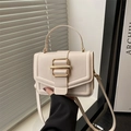 Piccola borsa quadrata color crema minimalista con fibbia dorata e manico superiore - Bianco