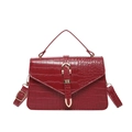 Sac à main bordeaux brillant motif crocodile avec boucle dorée et bandoulière chic - Rouge