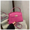 Detalle de bolso rosa intenso con textura de grano y cierre giratorio dorado chic - rosa intenso