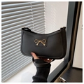 Detalle del bolso de hombro creciente negro con una hebilla decorativa de lazo dorado - Negro
