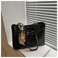 Dettaglio borsa tote nera in similpelle con cuciture bianche e foulard di seta avvolto - Nero