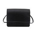 Piccola borsa a tracolla quadrata nera in ecopelle con patta liscia e design minimalista - Nero