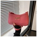 Detalle de bolso rosa de PU con lazo de metal dorado y costuras gruesas en contraste - Rosa