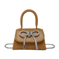 Mini-Handtasche in Karamellbraun mit glitzernder Strass-Schleife und feiner Kette - Braun