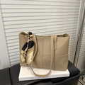 Borsa tote kaki con trama a coccodrillo e sciarpa decorativa su sfondo bianco - Cachi