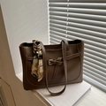 Minimalistische kaffeebraune Tote Bag aus Kunstleder mit bedrucktem Seidenschal-Dekor - Dunkelbraun