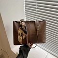 Borsa tote in pelle marrone con pannelli pitonati e foulard decorativo in seta - Marrone Scuro