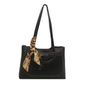 Schwarze Shopper-Tasche aus Leder mit weißen Ziernähten und dekorativem Seidenschal - Schwarz