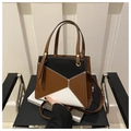 Schicke Handtasche mit geometrischem Patchwork-Design aus schwarzem und weißem Leder - Kaffeebraun