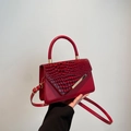 Sac à main rouge élégant avec motif crocodile et garniture métallique dorée en forme de V - Rouge