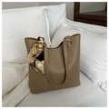 Dettaglio della borsa tote kaki con foulard di seta stampato e logo in testo a rilievo - Stile Semplice Beige Cachi / Cachi