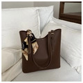 Dettaglio della borsa tote marrone scuro con cuciture bianche, foulard in seta e manico - Stile Caffè Profondo Retrò / Marrone Scuro