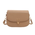 Borsa a sella kaki minimalista con elegante fibbia a U in metallo dorato su sfondo bianco - Cachi
