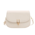 Borsa a tracolla a sella beige minimalista con texture pregiata e fibbia dorata - Bianco