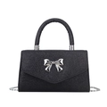 Sac à main élégant pailleté noir avec nœud argenté et bandoulière chaîne sur fond blanc - Noir