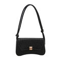 Schlichte schwarze gewebte Schultertasche mit goldener Schnalle und schmalen Riemen auf Weiß - Schwarz