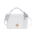 Minimalistische witte gewatteerde crossbodytas met gouden draaislot en paisley sjaalhandvat - Wit