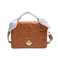 Sac bandoulière marron matelassé avec fermoir doré et poignée décorée d'un foulard - Marron