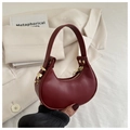 Détail d'un mini sac à main demi-lune bordeaux en cuir lisse avec des finitions dorées - Rouge