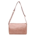 Rosa Zylindertasche mit gestreiftem breitem Gurt und goldenem Reißverschluss auf weiß - Rosa