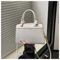 Dettaglio borsa a trapezio bianca in PU con manico a nodo e logo Fashion Trend - Bianco