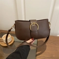 Borsa sottobraccio in pelle marrone vintage con fibbia a ferro di cavallo dorata - Marrone