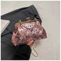 Detailansicht der rosa Pailletten-Abendtasche mit goldenem Retro-Griff und Kette - Rosa