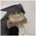 Detail einer goldenen Pailletten-Abendtasche mit Kussverschluss und edler Kette - Gold