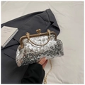 Detail der silbernen Pailletten-Abendtasche mit goldenem Verschluss und Metallgriff - Silber
