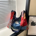 Ethno-Patchwork-Tote-Bag aus Denim mit bunten Mustern und dekorativer Schleife - Bunt