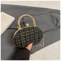Detail der Tweed-Handtasche in Schwarzgold mit Strassschnalle und Metallgriff - Schwarz