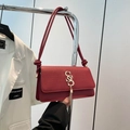 Sac à bandoulière bordeaux tendance avec motif crocodile et pompon doré élégant - Rouge