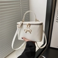 Elegante borsa a tracolla bianca a scatola con fiocco dorato e tracolla regolabile - Bianco