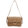 Borsa a spalla chic in tessuto intrecciato kaki con fibbia a D dorata su sfondo bianco - Cachi