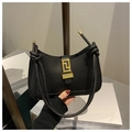 Detalle del bolso de hombro negro con una hebilla geométrica dorada grande y diseño chic - Negro