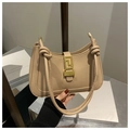 Detalle del bolso de medialuna beige con hebilla dorada y asa de cuero con nudo manual - Caqui
