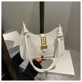 Primer plano detallado de bolso de cuero blanco con hebilla dorada de diseño griego clásico - Blanco