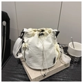 Dettaglio borsa a secchiello bianco sporco con coulisse, nylon e tasca laterale a rete - Bianco